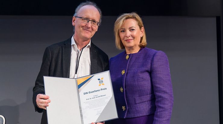 Überreichung des DIN-Exzellenz-Preises an Professor Dr. med. Dipl.-Phys. Gerald Weisser durch Dr. Bärbel Wernicke