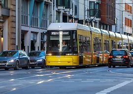 Straßenverkehr in Großstadt