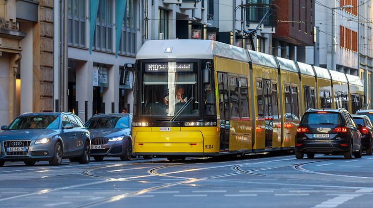Straßenverkehr in Großstadt