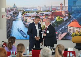 Bild: links - Christoph Winterhalter, Vorstandsvorsitzender DIN e.V. mit Andreas Helm, Vorstandsmitglied der dgh e.V.