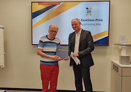 Berndt-Michael Wilke (links) erhält DIN-Exzellenz-Preis von Dirk Kostmann (rechts)