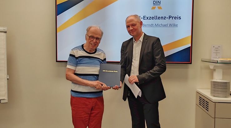 Berndt-Michael Wilke (links) erhält DIN-Exzellenz-Preis von Dirk Kostmann (rechts)