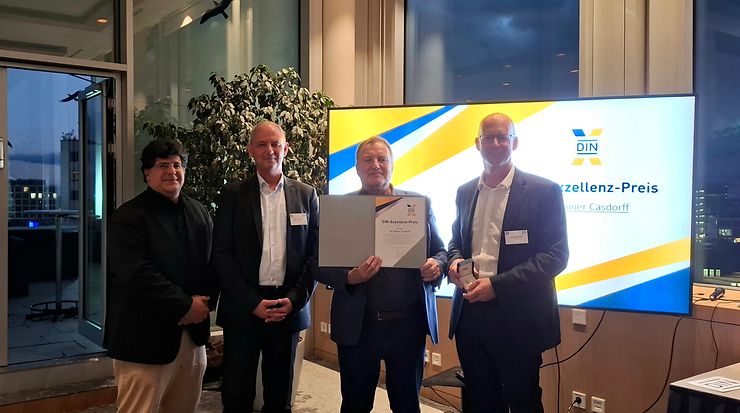 Gruppenfoto der Verleihung des DIN-Exzellenz-Preises an Dr. Rainer Casdorff im Rahmen des NL-Innovationstages
