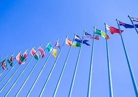 Internationale Flaggen vor blauem Himmel