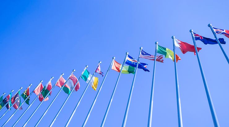 Internationale Flaggen vor blauem Himmel