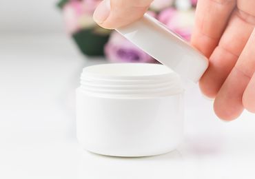 Öffnen einer Cremedose