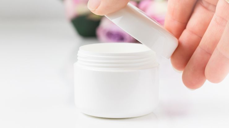 Öffnen einer Cremedose