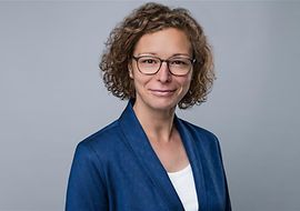 Porträtfoto Alexandra Engelt, Leiterin Strategische Entwicklung Nachhaltigkeit bei DIN.