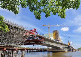 Moderner Brückenbau über einen Fluss