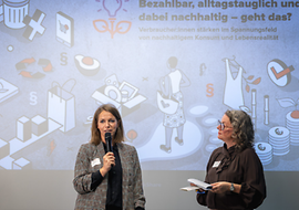 Luise Will (links), Geschäftsführerin Deutsche Stiftung Verbraucherschutz steht neben Moderatorin Katja Weber