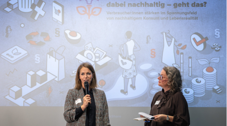 Luise Will (links), Geschäftsführerin Deutsche Stiftung Verbraucherschutz steht neben Moderatorin Katja Weber