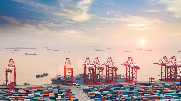 Vogelperspektive auf einen Containerhafen