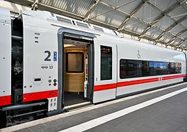 ICE L - stufenloser Einstieg in den Wagen für mobilitätseingeschränkte Reisende