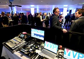 Veranstaltung des VPI in einem Saal mit Teilnehmenden und technischer Ausrüstung im Vordergrund.