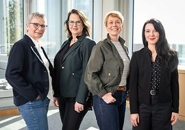 Gruppenbild des DIN-Mitgliederservices: Jeannette Behnke, Katrin Winterhalter, Katharina Lippert & Alexandra Hesse