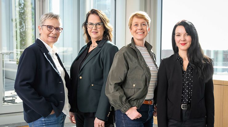 Gruppenbild des DIN-Mitgliederservices: Jeannette Behnke, Katrin Winterhalter, Katharina Lippert & Alexandra Hesse