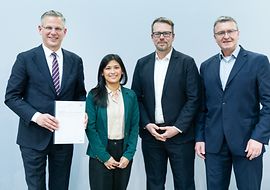 Gruppenbild Christoph de Vries (MdB), Thu Thrang Bär (DIN), Karsten Grießhammer (BioNTech) und Dr. Jürgen Harrer (CISS)