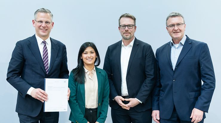 Gruppenbild Christoph de Vries (MdB), Thu Thrang Bär (DIN), Karsten Grießhammer (BioNTech) und Dr. Jürgen Harrer (CISS)