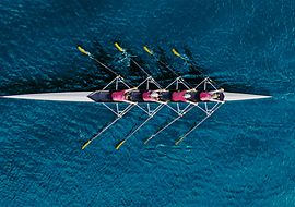 Vogelperspektive auf Ruderboot mit vier Rudernden