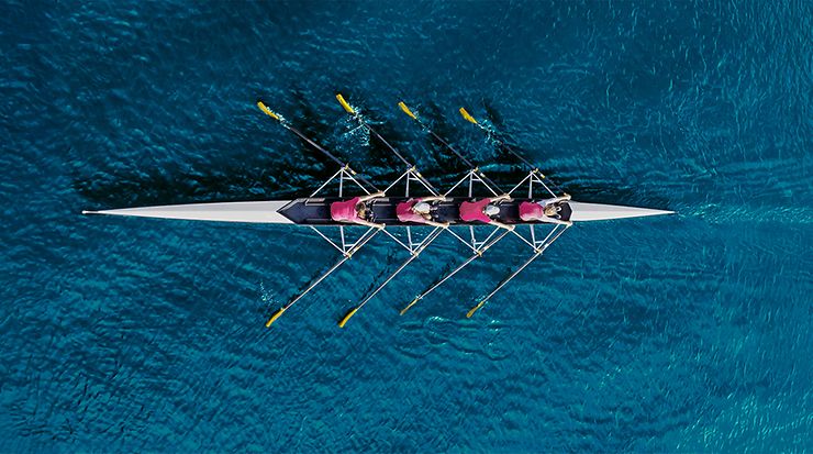 Vogelperspektive auf Ruderboot mit vier Rudernden