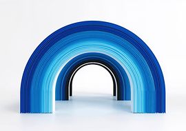 Abstrakte Struktur in Bogenform aus blauen Elementen.