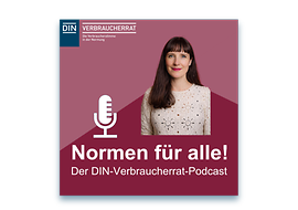 Podcast-Cover mit Titel ‚Normen für alle! Der DIN-Verbraucherrat-Podcast‘, Mikrofon-Icon und Porträt von Michaela Hildebrandt
