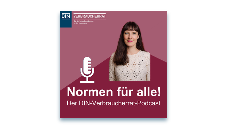 Podcast-Cover mit Titel ‚Normen für alle! Der DIN-Verbraucherrat-Podcast‘, Mikrofon-Icon und Porträt von Michaela Hildebrandt