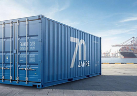 Blauer ISO-Container mit Aufschrift "70 Jahre" im Hafen
