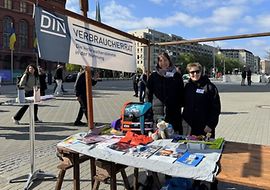 2 Mitarbeiterinnen hinter dem Stand auf der 19. Ehrenamtsbörse