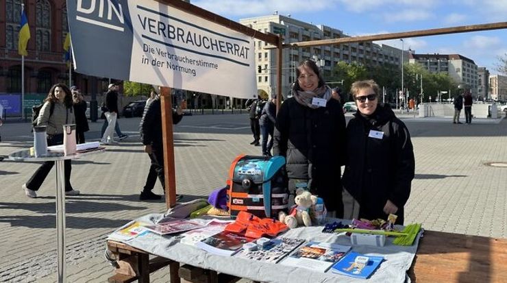 2 Mitarbeiterinnen hinter dem Stand auf der 19. Ehrenamtsbörse