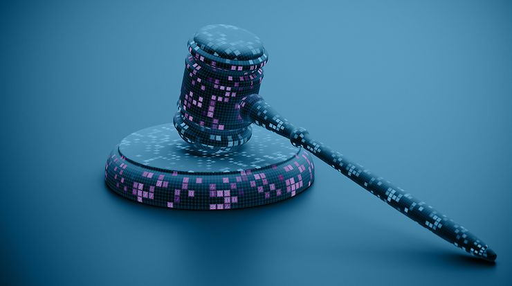 Digitaler Richterhammer aus Pixeln vor blauem Hintergrund