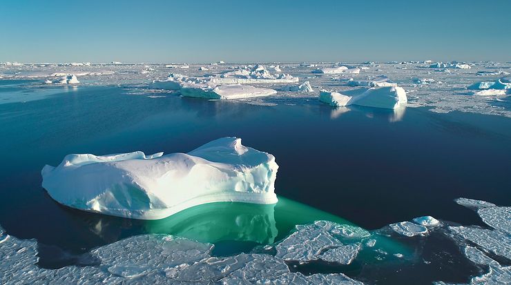 Eisscholle im arktischen Meer