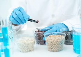 Laborumfeld Hände halten Pinsette