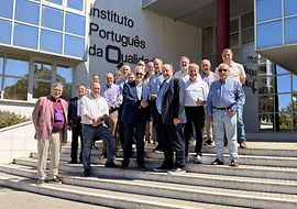 Gruppenfoto auf Treppenstufen vor Gebäude bei der FSF-Plenarsitzung in Lissabon