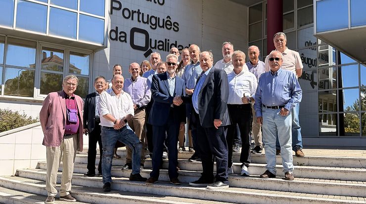 Gruppenfoto auf Treppenstufen vor Gebäude bei der FSF-Plenarsitzung in Lissabon