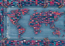 Vogelperspektive auf einen Containerhafen, die Container sind in Form der Kontinente angeordnet