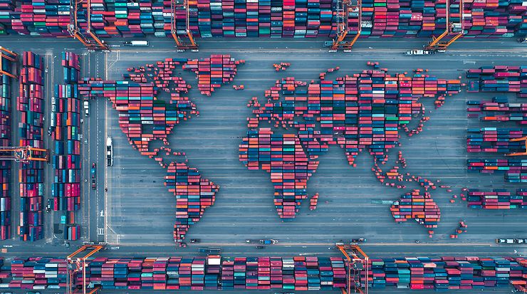 Vogelperspektive auf einen Containerhafen, die Container sind in Form der Kontinente angeordnet
