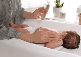 Baby auf einem Wickeltisch