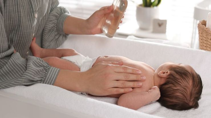Baby auf einem Wickeltisch