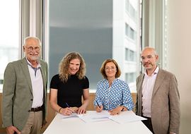 Gruppenfoto bei der Unterzeichnung der Kooperationsvereinbarung zwischen IBU und DIN