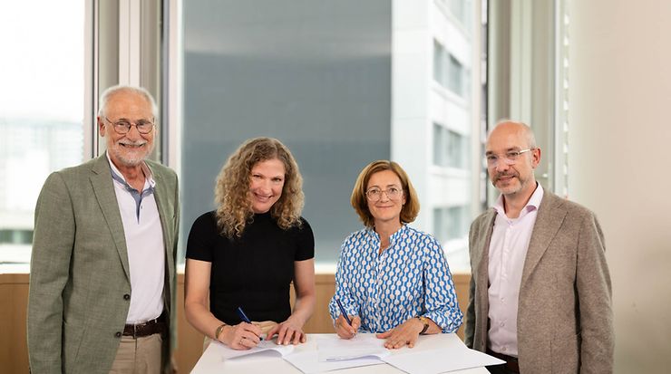 Gruppenfoto bei der Unterzeichnung der Kooperationsvereinbarung zwischen IBU und DIN