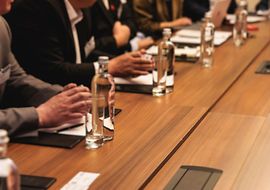 Besuchskommission bei einem Austausch in einer Meetingrunde
