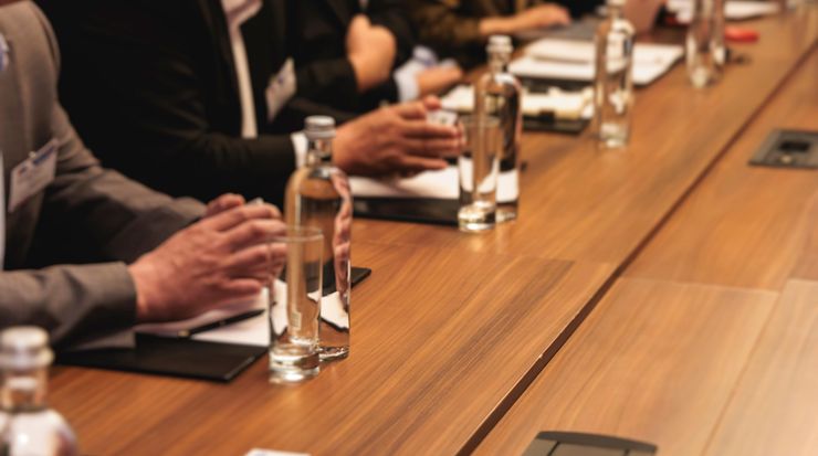 Besuchskommission bei einem Austausch in einer Meetingrunde
