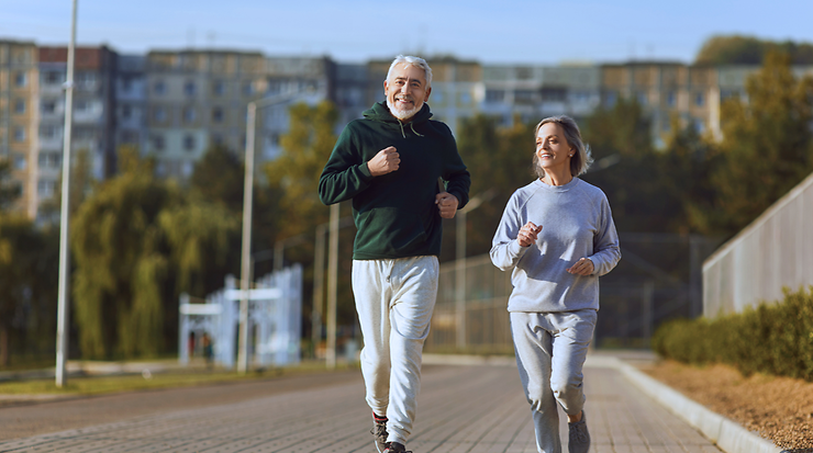 Zwei Personen beim Joggen im Freien