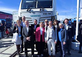 Personengruppe vor einer Siemens-Lokomotive auf der InnoTrans Messe 2026.