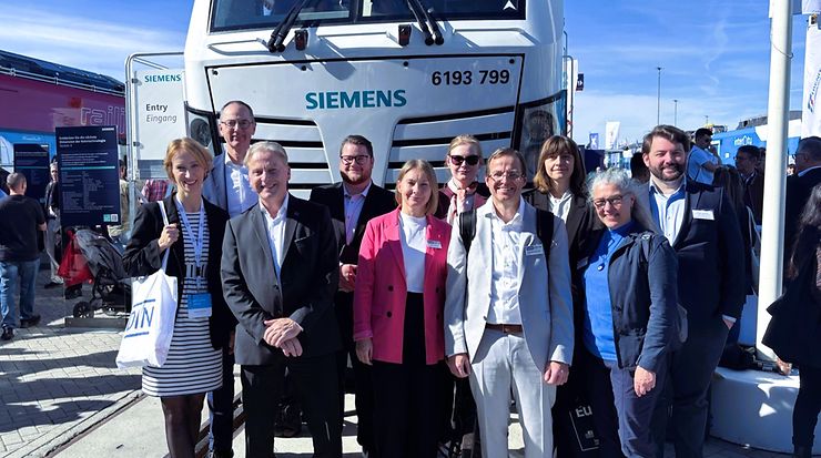 Personengruppe vor einer Siemens-Lokomotive auf der InnoTrans Messe 2026.