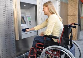 Frau an einem Bankautomat