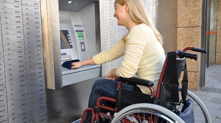 Frau an einem Bankautomat