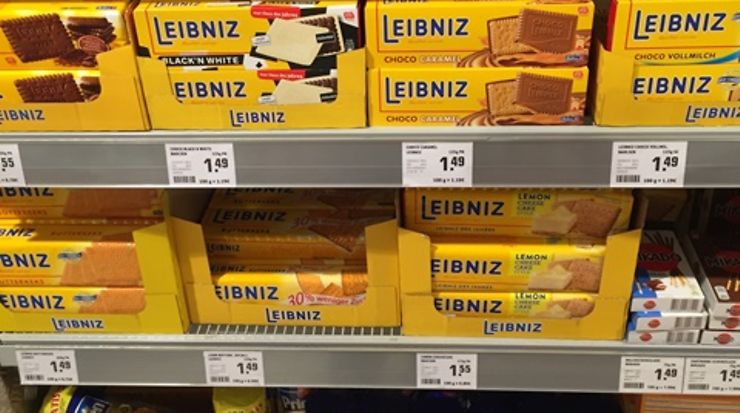 Preisangaben an einem Lebensmittelregal