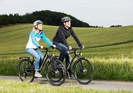 Zwei Fahrradfahrer auf dem Citybike in der Natur